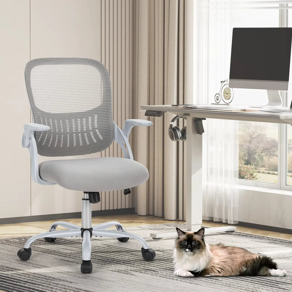 Chaise Ergonomique Essentiel — Gris — devant un bureau assis-debout, lumière du jour