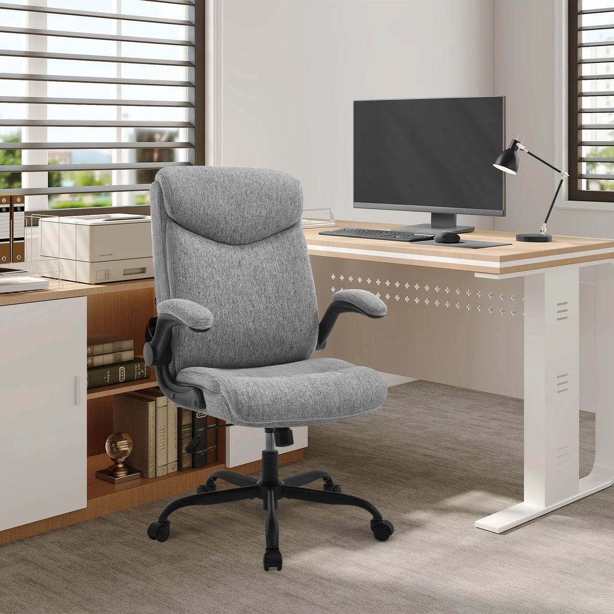 Chaise Ergonomique Confort — Gris lin et coton — dans un bureau lumineux devant une fenêtre à stores