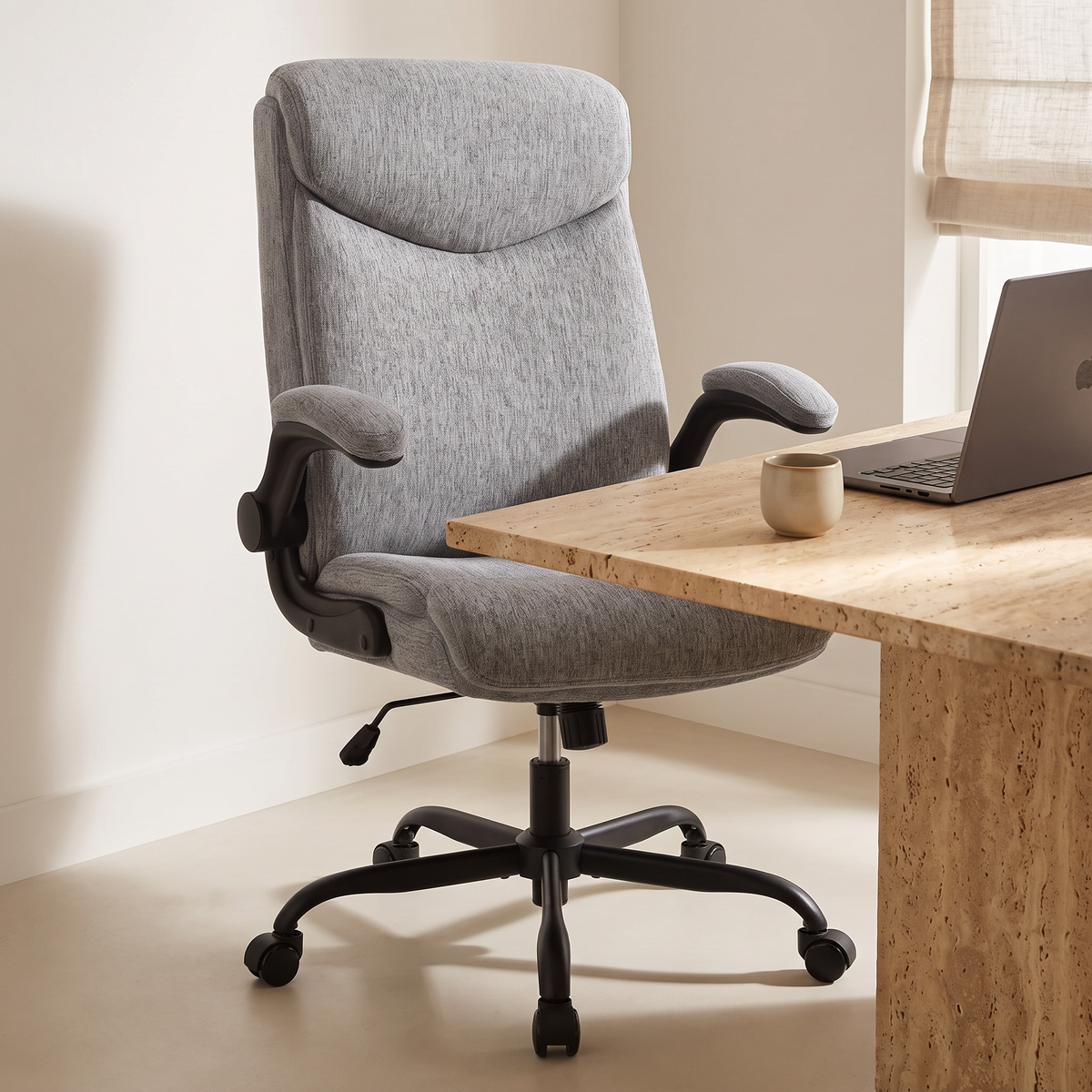Chaise Ergonomique Confort — Gris lin et coton — devant un bureau en travertin, lumière du matin