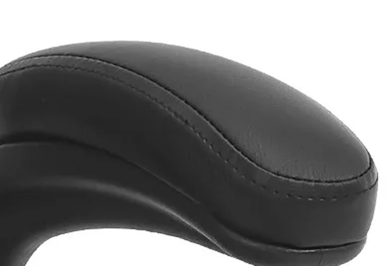 Chaise Ergonomique Confort — Noir simili cuir — accoudoirs rembourrés rabattables à 90°