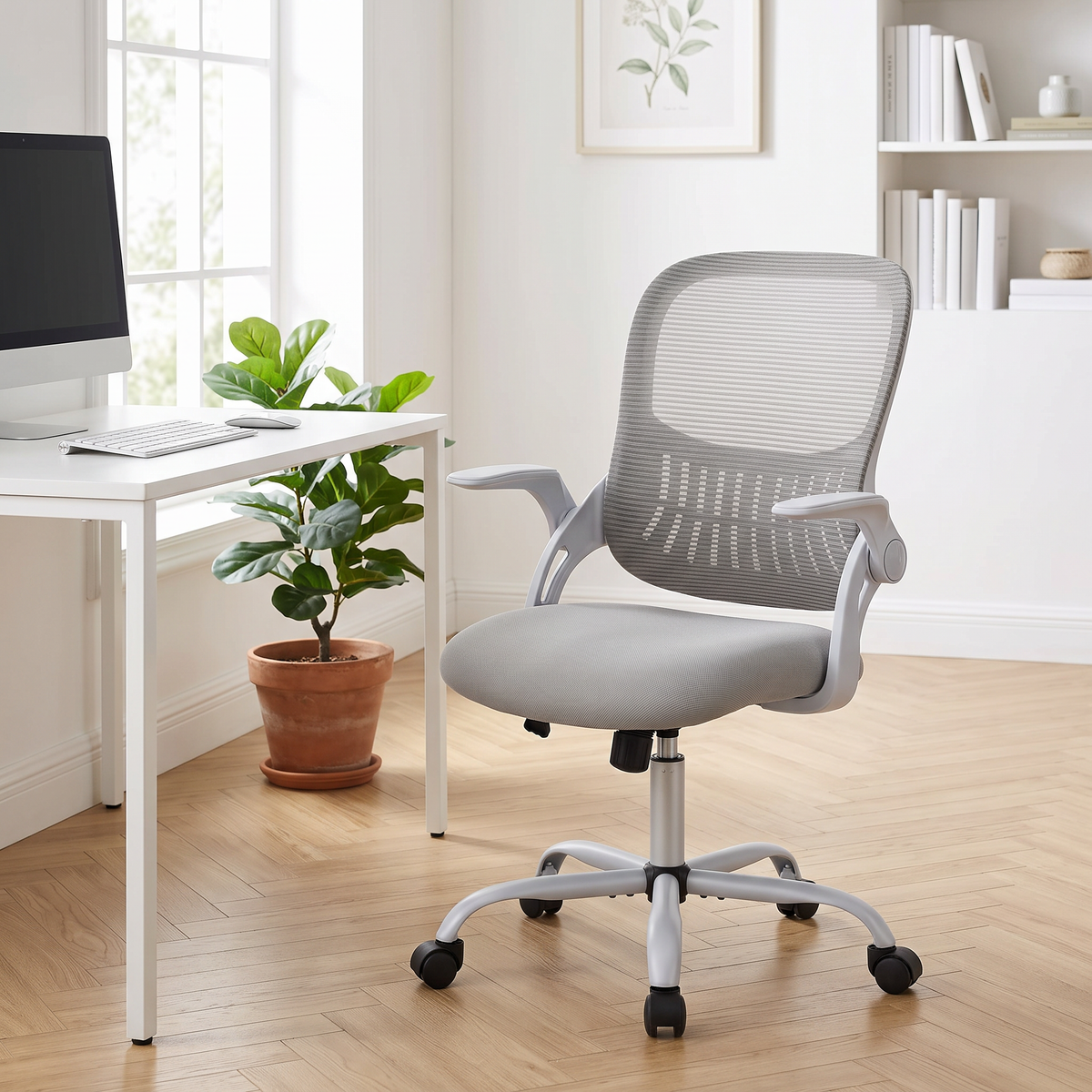 Chaise Ergonomique Essentiel — Gris — dans un bureau lumineux, parquet chêne clair